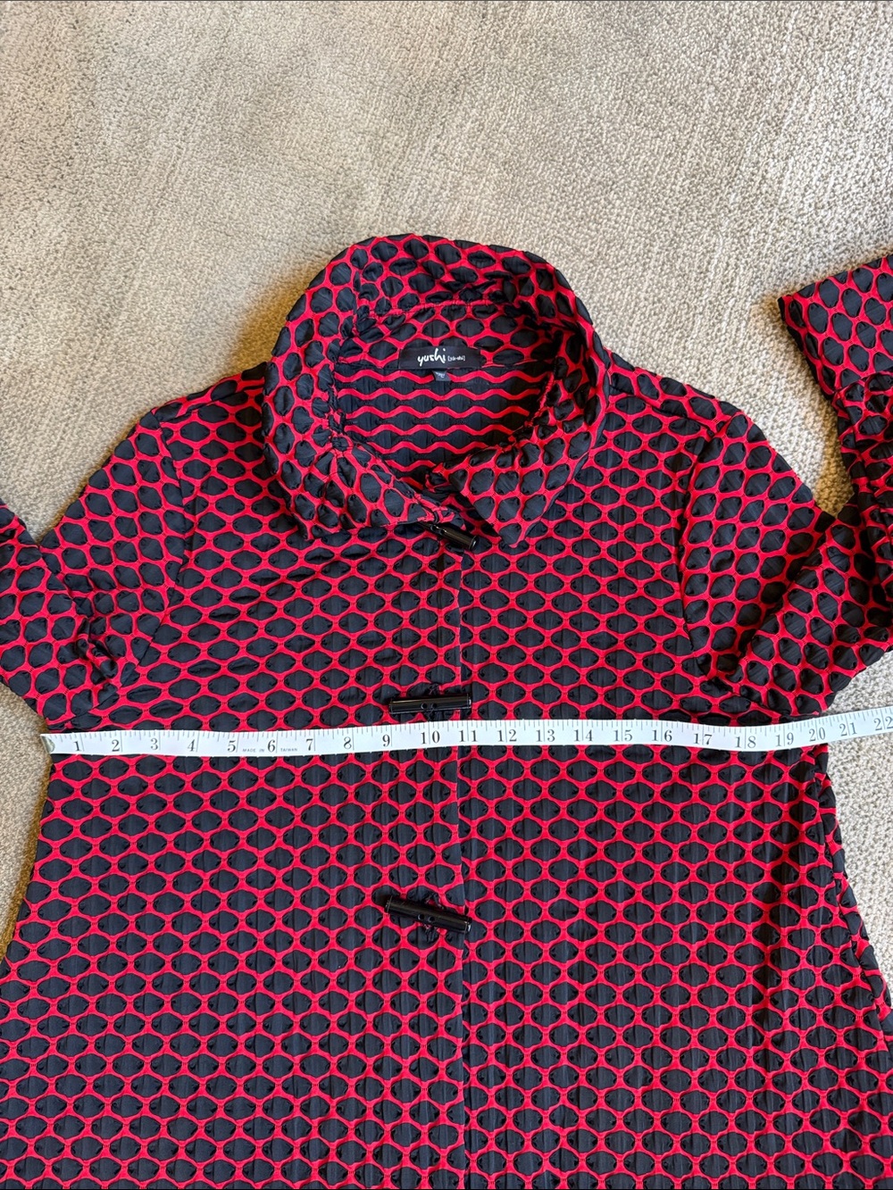 Women’s -Sz L- Red & Black Honeycombed Pattern Toggle Asymmetrical Jacket-Coat - Picture 5 of 11